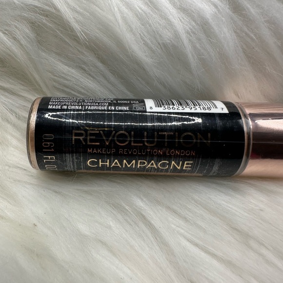 🩵3/$10 Makeup Revolution Champagne Glow Highlighter - Picture 3 of 5